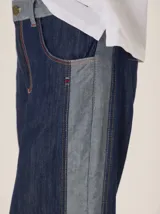 Pantalon de tiro medio alto, corte recto y amplio, con bolsillos delanteros y traseros, detalles de costuras visibles y confeccionado en mezcla de algodón y lyocell.