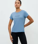 Remera deportiva Get Over de corte regular, confeccionada en tejido de poliamida con textura tipo crepé. Presenta cuello redondo, mangas cortas y estampa frontal con la palabra 'Athleisure'.