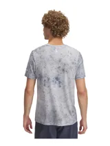 Remera deportiva Under Armour de manga corta con diseño jaspeado y efecto desgastado. Presenta cuello redondo, logo de la marca en el pecho y detalles reflectantes. Confeccionada con tejido técnico transpirable y construcción prácticamente sin costuras para mayor comodidad durante el entrenamiento.
