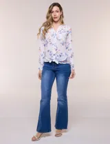 Blusa de gasa Zac & Rachel con estampado de rayas verticales en tonos rosados, amarillos y blancos. Presenta escote en V con cuello mao, cierre frontal con botones, un bolsillo aplicado en el pecho, mangas largas con presilla para regular el largo y detalle de nudo en el dobladillo inferior.