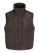 Chaleco acolchado color marrón, con diseño matelaseado de ondas, cuello alto, cierre frontal oculto y bolsillos aplicados al frente.
