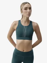 Top deportivo de sujeción alta, confeccionado en tejido Shapplex_B compacto y ligero. Presenta un diseño de cuello redondo con detalle de estampado reflectante vertical en el frente, banda elástica inferior para mayor soporte y espalda con abertura para mayor transpirabilidad.