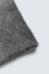 Bufanda de punto tejida en hilatura con mezcla de fibra de alpaca, de textura suave y diseño rectangular.