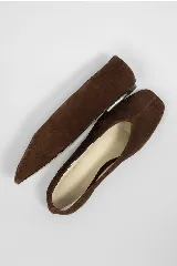 Chatas de cuero nobuck color chocolate, con punta fina y diseño plano.