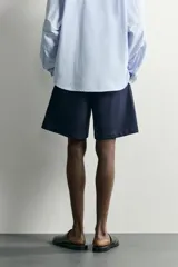 Bermuda relaxed fit de algodón azul marino, con cintura elástica combinada y cordón de ajuste ajustable, bolsillos laterales.