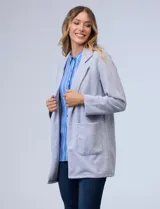 Blazer beige de algodón soft, marca Dictionary. Tiene cuello solapa, abertura central y bolsillos delanteros.