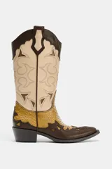 Bota estilo cowboy de caña alta, confeccionada en una combinación de cuero marrón oscuro, beige y texturizado efecto piel de serpiente en tonos mostaza. Presenta bordados decorativos, tacón medio en bloque y puntera perfilada.