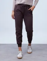 Pantalón jogger color beige, marca Zac & Rachel, con pretina ancha elastizada, lazo de ajuste, bolsillos delanteros y puños elastizados en los tobillos.
