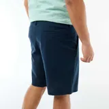 Bermuda chino color azul marino, de corte clásico con cierre frontal de cremallera y botón, además de bolsillos laterales y traseros.