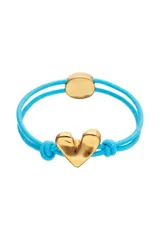 Pulsera ajustable con doble hilo elástico de color celeste brillante, centrada por un dije de corazón tridimensional con acabado dorado. Presenta un cierre o ajuste de forma ovalada dorada en la parte superior y un nudo decorativo a cada lado del corazón.