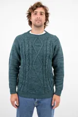 Sweater de lana merino color verde con diseño de trenzas en el frente.
