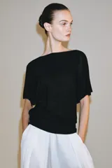 Top de punto negro con diseño holgado, escote bote y mangas cortas estilo murciélago, con ribete ancho en la cintura.