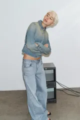 Chaqueta de denim con efecto lavado, cuello solapa, manga larga y cierre frontal con cremallera metálica.