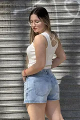 Short pollera de jean rígido color celeste claro, de tiro alto y diseño ajustado con efecto lavado.