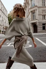 Jersey de punto de corte holgado con cuello solapa asimétrico y mangas anchas por debajo del codo.