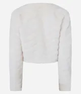 Saco corto de pelo artificial color blanco, con cuello redondo, manga larga y cierre frontal mediante ganchos ocultos. Presenta una textura con diseño de franjas horizontales.