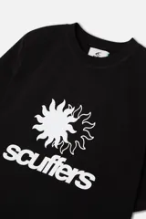 Remera negra de corte boxy y relajado, confeccionada en jersey de algodón con escote redondo acanalado. Cuenta con un estampado frontal en color blanco que combina un diseño de doble sol y la inscripción de la marca.