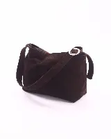 Cartera tipo hobo de cuero natural, color negro, con correa regulable y cierre superior. El interior cuenta con tres compartimentos divididos por un bolsillo central con cierre.