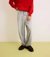 Pantalón de jean corte baggy, de tiro alto y pierna ancha, con diseño de cinco bolsillos, trabillas para cinturón y cierre frontal con botón y cremallera.