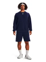 Buzo de cuello redondo Under Armour, confeccionado en tejido polar de mezcla de algodón con interior cepillado. Presenta diseño de mangas raglán, puños y bajo acanalados, con el logo de la marca bordado en el centro del pecho.