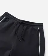 Pantalón deportivo de corte recto y estilo holgado, color negro con una línea vertical blanca en los laterales. Cuenta con cintura elástica con cordón de ajuste y bolsillos laterales.