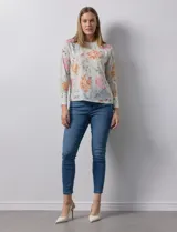 Blusa de gasa estampada con flores, marca Sioni. Manga larga con terminación de puño y botón.