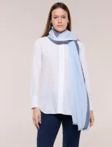 Pashmina plisada de poliéster, marca Jessica Mc Clintock, en tonos celeste y azul con detalles de lurex y terminaciones desflecadas.