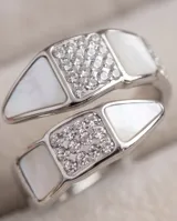 Anillo abierto en espiral de acero inoxidable, adornado con inserciones de nácar y detalles de circonitas pavé.