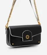 Bolso negro tipo baguette con correa de cadena dorada y correa corta blanca. Tiene cierre de tapa con broche dorado con el logo STN.