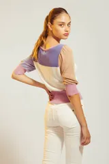 Pantalón de jean blanco de corte chupín, con diseño clásico de cinco bolsillos y cierre frontal con botón y cremallera.