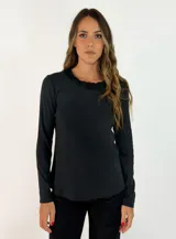 Remera de manga larga color azul oscuro, con cuello redondo adornado con un detalle de encaje o puntilla al tono.