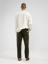 Pantalón de pana verde oliva, corte recto, con cintura elastizada y cordón de algodón.