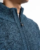 Campera de punto con cierre frontal, cuello alto y forro interno. Presenta un diseño de tejido jaspeado con puños y ruedo acanalados, e incluye un pequeño aplique de marca en la parte inferior.