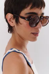 Lentes de sol negros con forma geométrica, con protección UV400 y polarizado.