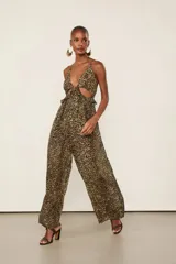 Mono de georgette verde y marrón con estampado animal print, escote en V profundo, tirantes finos, aberturas laterales en la cintura y pantalón ancho de corte holgado.
