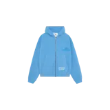 Campera con capucha estilo hoodie de tejido waffle en color celeste, con cierre frontal completo, bolsillos tipo canguro y calce boxy corto. Presenta detalles bordados y una etiqueta aplicada en el frente.