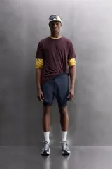 Shorts de entrenamiento azul marino con calza interior negra. Cintura elástica ajustable con cordón, bolsillos laterales con cierre y aberturas laterales en el bajo.