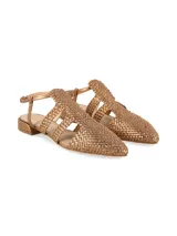 Sandalias estilo cangrejera color dorado metalizado, con diseño trenzado, punta fina, taco bajo y tira ajustable en el talón.
