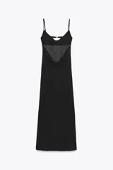 Vestido largo verde esmeralda de tirantes finos ajustables y escote fluido drapeado. Tiene forro interior y cierre trasero con gancho metálico.