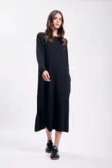 Vestido largo negro de tejido de punto con mangas largas y corte recto.