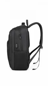 Mochila porta laptop color negro, con múltiples compartimentos con cierre, bolsillos frontales, tiras ajustables y acolchonadas. Cuenta con la inscripción de la marca en el frente.