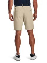 Short de golf Under Armour Drive, color beige, con diseño de frente plano, cuatro bolsillos y cintura elástica con agarre interno. Confeccionado en tejido de sarga elástico y ligero con tecnología repelente al agua.