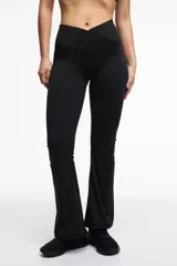 Calza deportiva de corte oxford, color negro, con cintura cruzada en V que brinda soporte y ajuste al cuerpo.