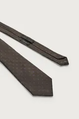 Corbata ancha de seda color marrón oscuro con pequeño estampado tipo paisley en tonos celestes.