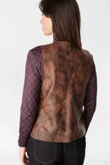 Chaleco de cuero marrón con efecto desgastado, cierre frontal mediante ganchos metálicos y bolsillos laterales con solapa y botones a presión.