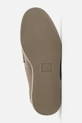 Mocasín casual de piel con acabado nobuck, color marrón claro. Presenta un corte liso con detalle de bordón y horma redonda. La suela es plana y a tono con el calzado.