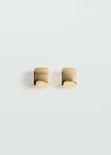 Pendientes de aro pequeños con diseño de volumen y acabado liso en tono dorado. Cuentan con cierre metálico a presión.
