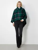 Capa Jones New York de corte amplio, confeccionada en tejido con estampado de cuadros en tonos verde, azul marino y líneas finas en beige. Presenta cuello alto, cierre frontal con botón tipo trenca y bordes terminados en negro.