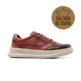 Zapato casual acordonado de cuero color marrón con suela de goma color crema.