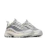 Championes de trail running Merrell modelo Moab Speed 2 Sport, color gris con detalles en beige. Presentan un diseño técnico con empeine de nailon ripstop y TPU, entresuela de espuma FloatPro y suela Vibram TC5+ para un agarre superior.